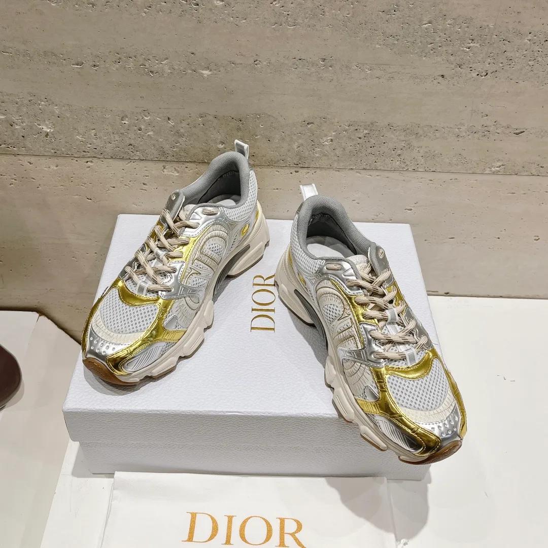 👟👟Ex-factory price 560👟👟 (top version) The latest hot model, the star model 2024 main hot product, the newly released Dior Dior Chrono new casual sports shoes, running shoes and dad shoes are really cool, full of futuristic feeling! Really cool! Once again interpreting Dior's concept of cool fashion, the lucky star will bless you with good luck. The new EVA sole is super light and super soft! A perfect replica of the original! Fully matched material and mold! ! 35-40